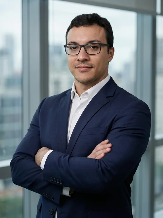 Retrato de Gustavo Merisio em traje social num ambiente corporativo